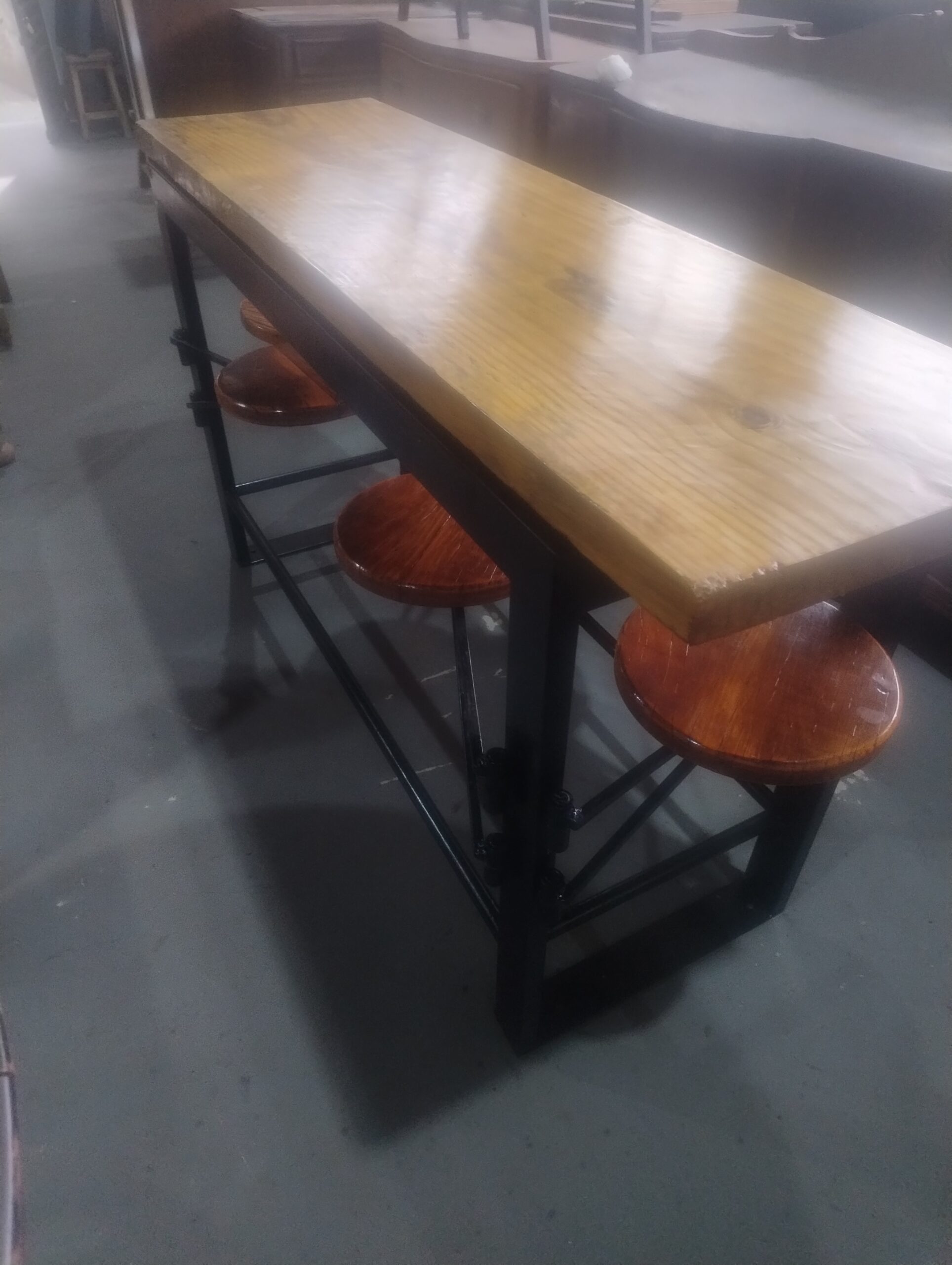 Bancada para área gourmet com 6 bancos articulados. - Imagem 7