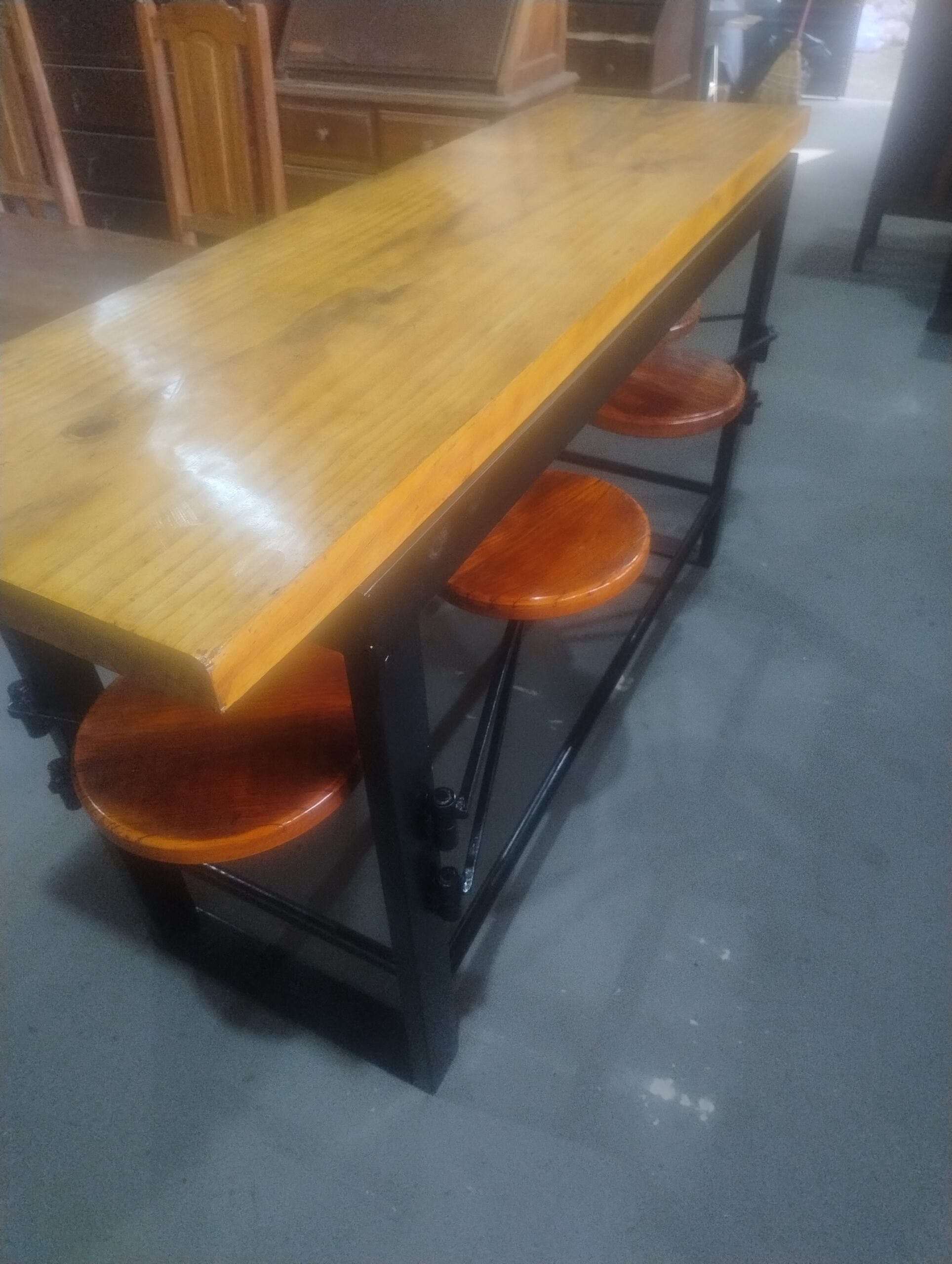Bancada para área gourmet com 6 bancos articulados. - Imagem 11