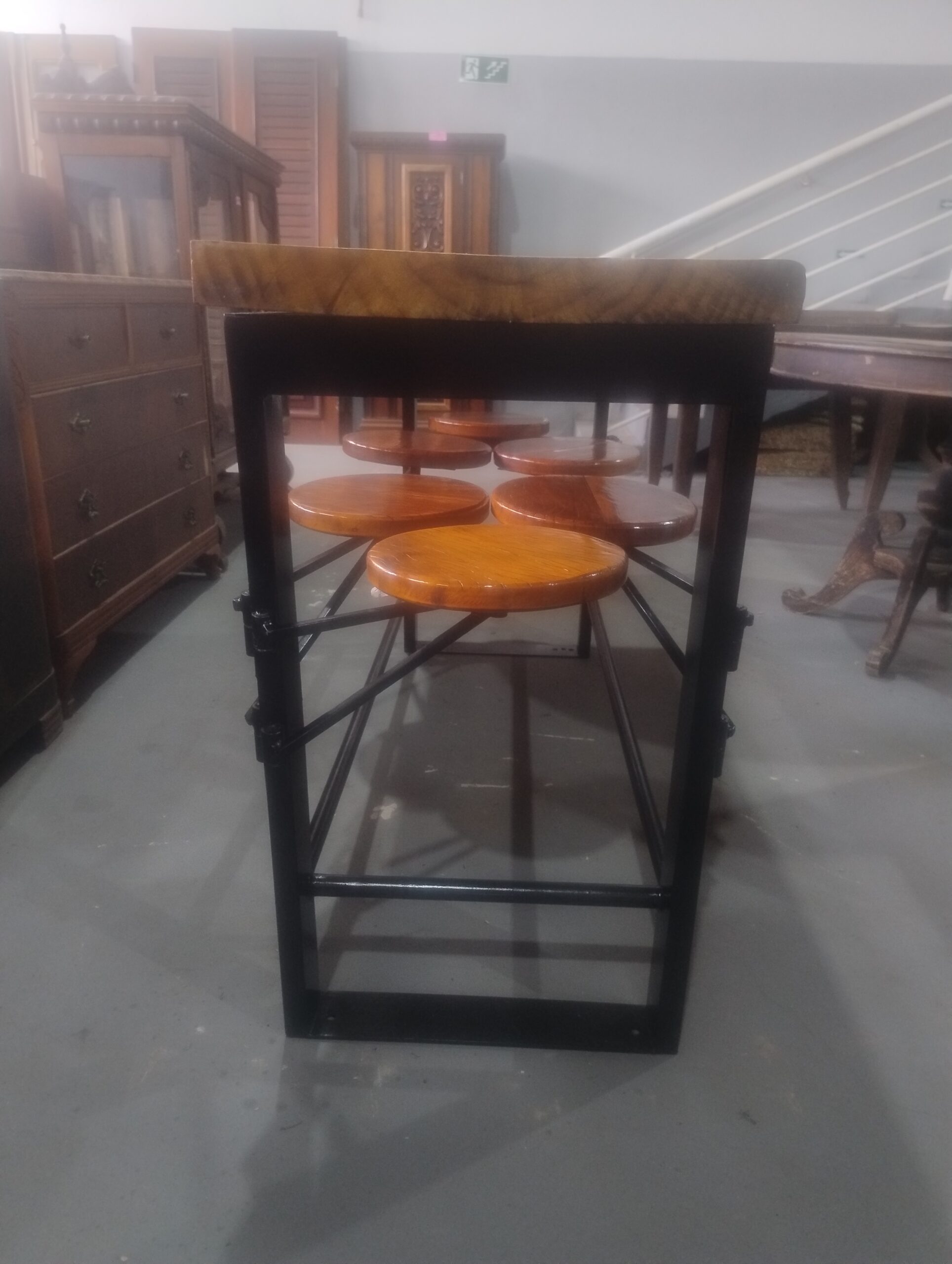 Bancada para área gourmet com 6 bancos articulados. - Imagem 5