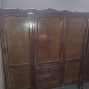 Guarda-Roupa antigo em madeira maciça - Ref. 001