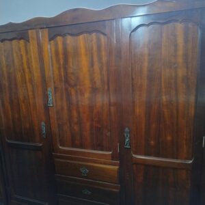 Guarda-Roupa antigo em madeira maciça ref. 002